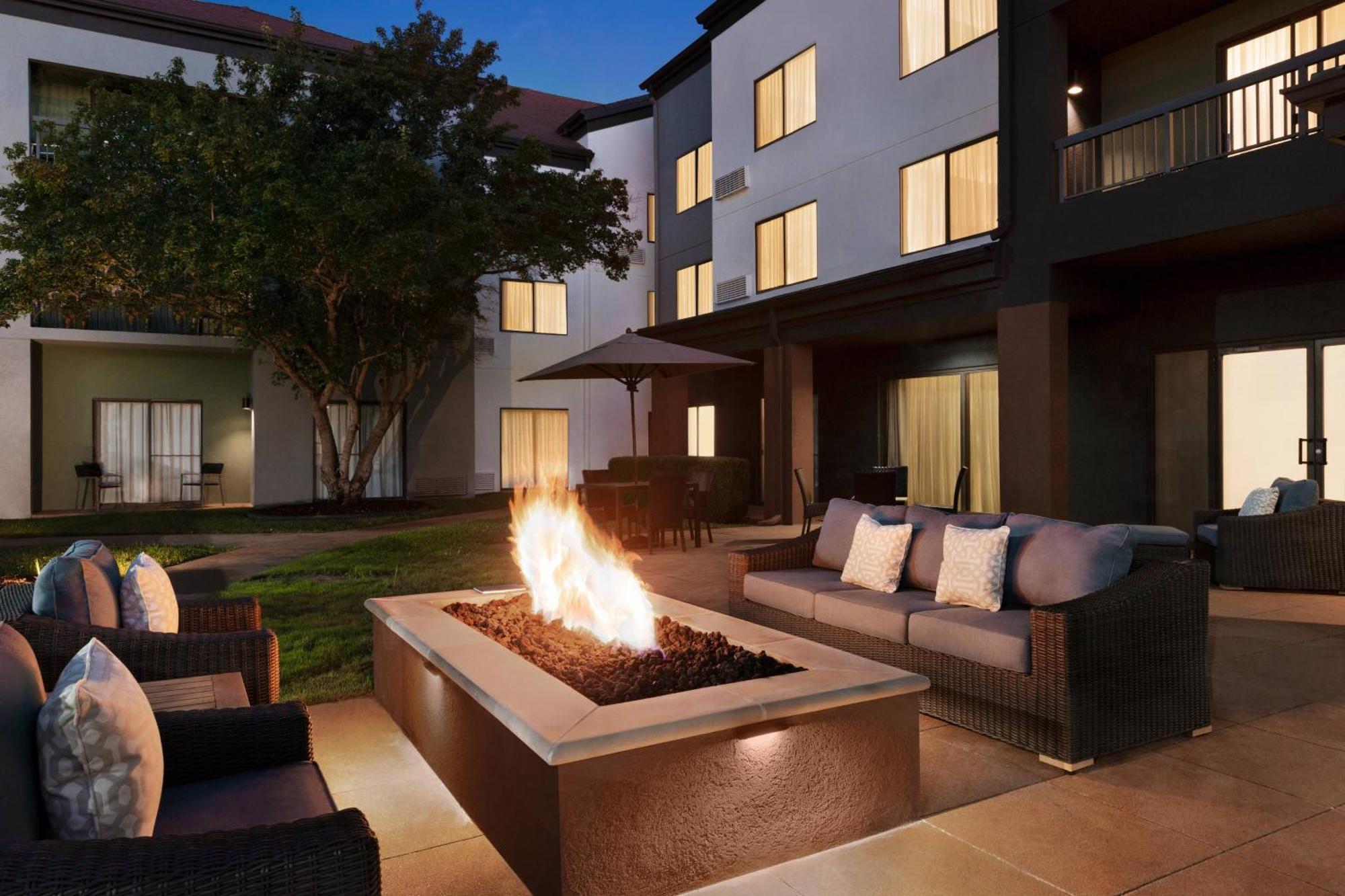 Courtyard By Marriott Tulsa Central Zewnętrze zdjęcie