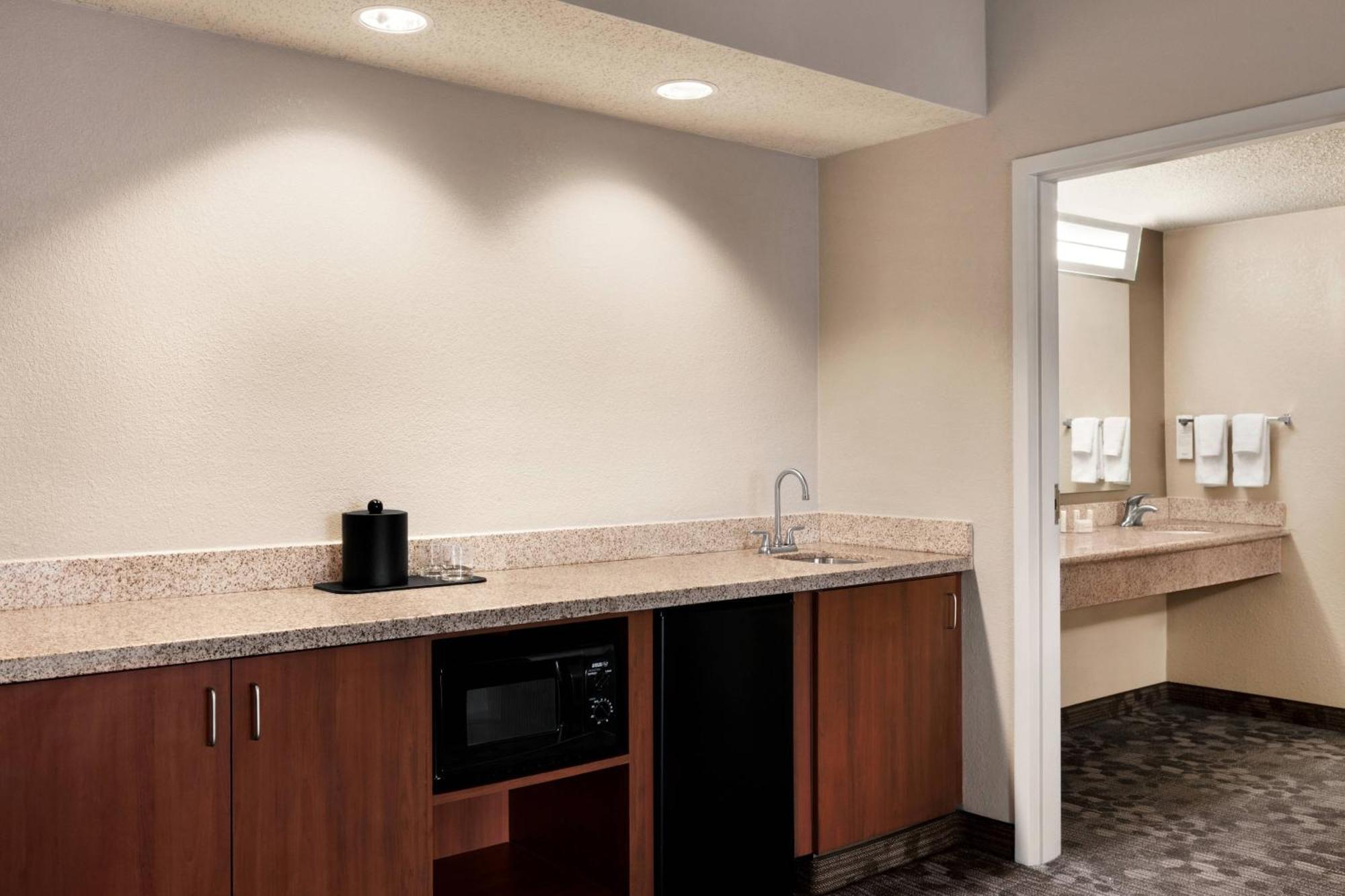 Courtyard By Marriott Tulsa Central Zewnętrze zdjęcie